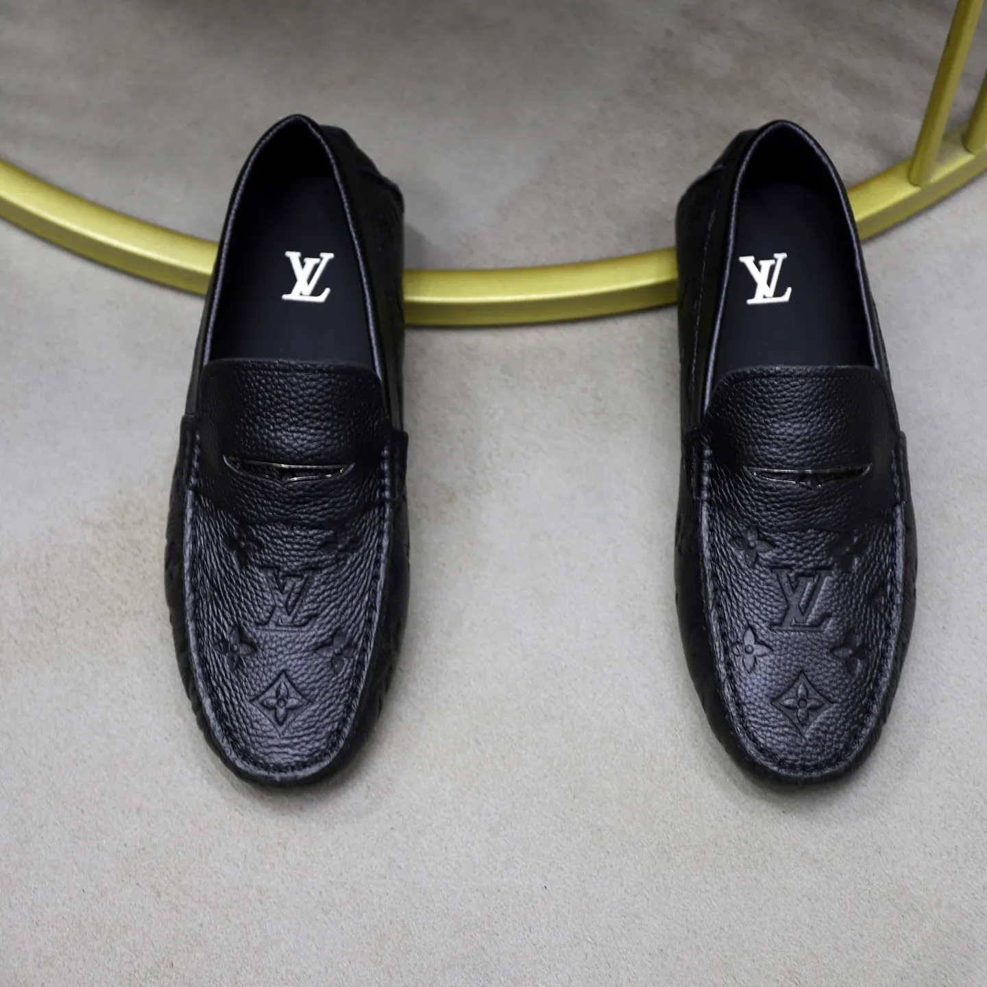Ex-factory price: 480💰【LV】Louis Vuitton ⚠️High-end men’s driving and pedal series ⚠️38-44 (customized for 45) ⚠️All original cowhide leather! Thick and soft! Made entirely of calfskin lining! Rubber sheet anti-slip beanie sole! Three-dimensional package technology! Fashionable and classic! Handicrafts! Original high quality! Feel free to compare!